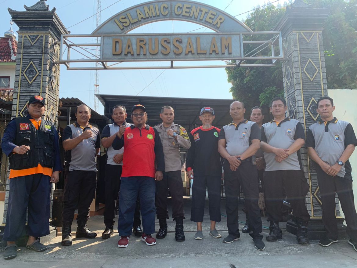 Polsek Mejayan, Madiun Melakukan Kegiatan Bhakti Sosial Bersih Bersih Masjid Dalam Rangka HUT Polri Ke 77