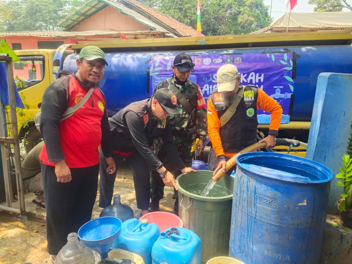 Sinergi Komascipol, Muslim Berbagi Cikarang, Ponpes Ibnu Abbas, Peduli Kekeringan Distribusikan Air Bersih Ke Jonggol