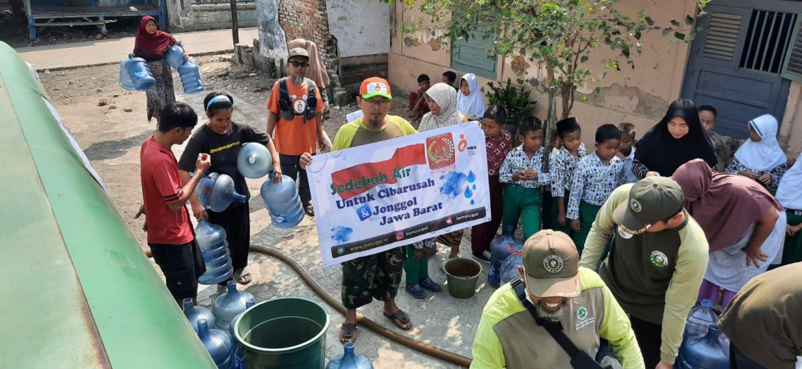 Komascipol bersama Assyamil dan MBA Distribusikan Air Bersih di Desa Sukamanah Bogor
