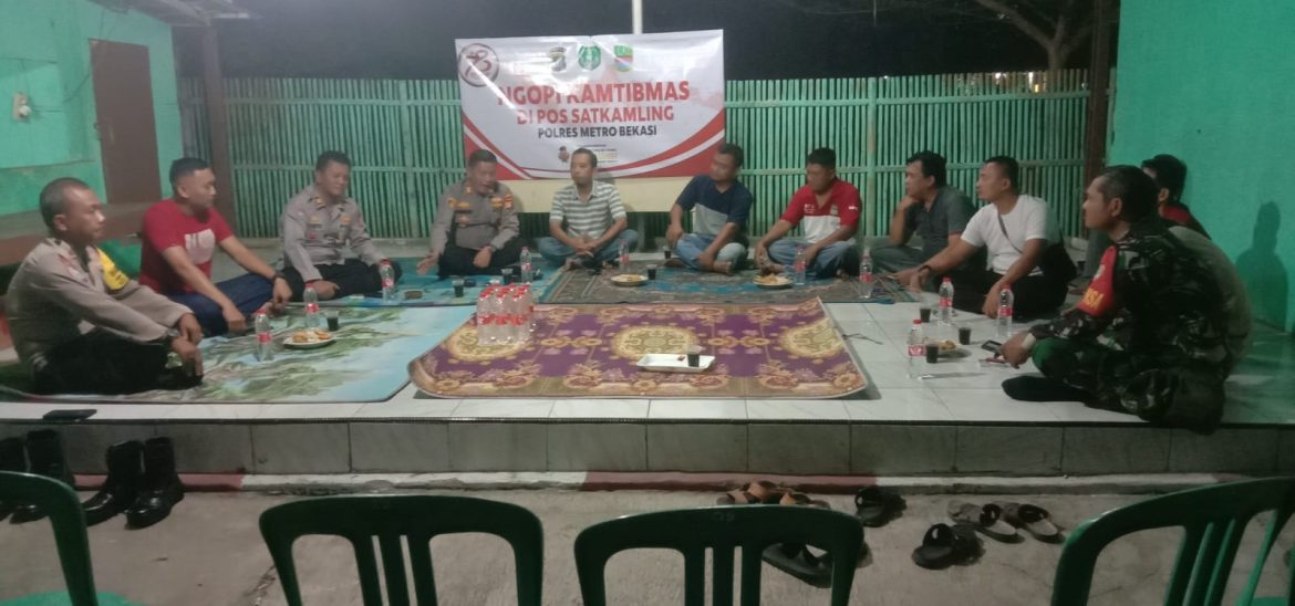 Ditemani Secangkir Kopi, Kapolsek Cibarusah Bertatap Muka dengan Warga di Sat Kamling