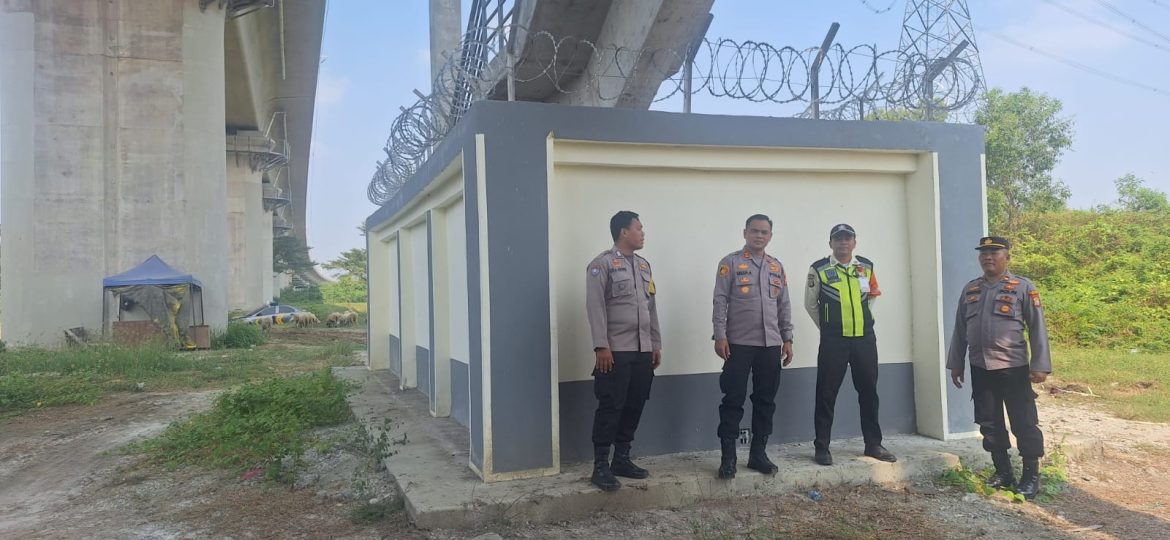 Pengamanan Presiden RI di Tangga Darurat DK. 37 Kereta Cepat, Desa Hegarmukti