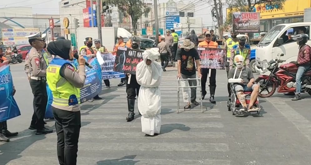 Sasar Pusat Keramaian, Satlantas Polrestro Bekasi Gelar Sosialisasi Operasi Patuh Jaya 2024