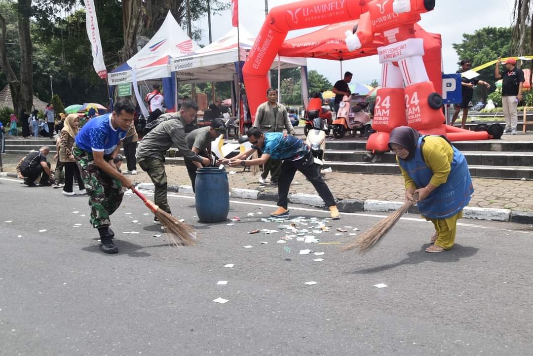 Dandim dan Ketua Persit Pimpin Langsung Pembersihan Usai Fun Bike HUT TNI ke-79