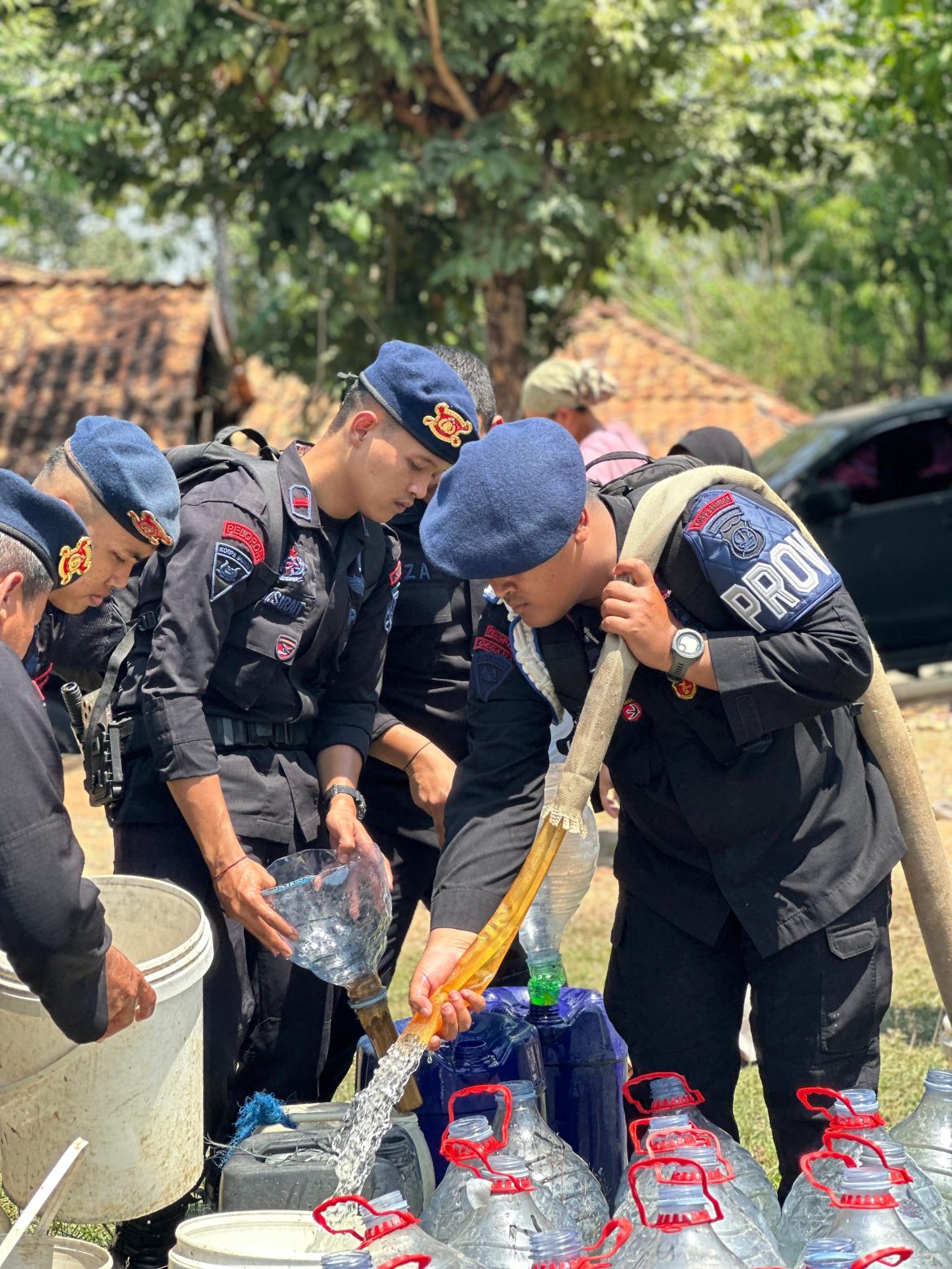 Batalyon D Pelopor Satbrimob Polda Metro Jaya Salurkan Air Bersih Di Ds.Ridogalih, Kec. Cibarusah, Kab. Bekasi