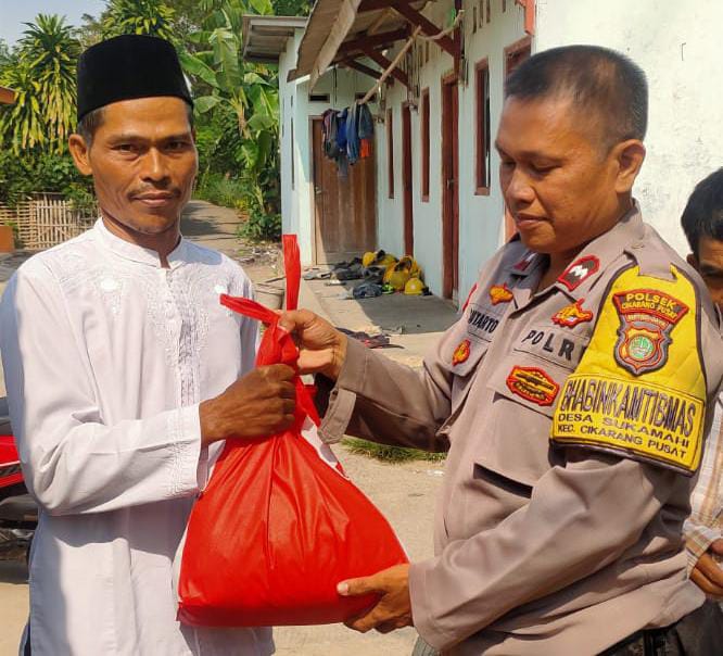 Jum’at Berkah Bhabinkamtibmas Polsek Cikarang Pusat Bagikan Paket Sembako