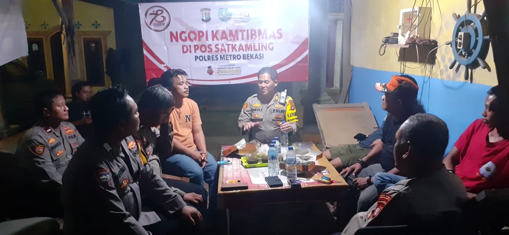 Perkuat Hubungan dengan Warga, Polsek Serang Baru Giat Ngopi Kamtibmas di Pos Satkamling