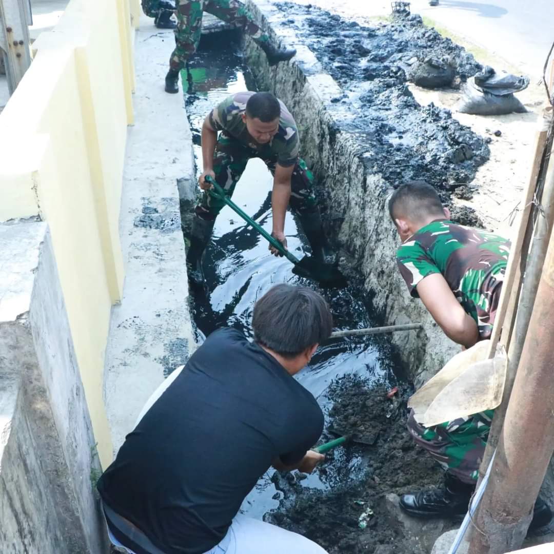 Wujud  Kemanunggalan TNI Dengan Rakyat  Kodim 0509/Bekasi Gelar Kerja Bakti Bersihkan Sampah