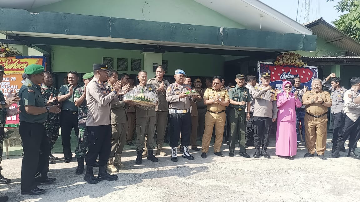 Kunjungi Koramil 09 Cibarusah, Kapolsek dan Camat Cibarusah Berikan Ucapan HUT TNI ke 79