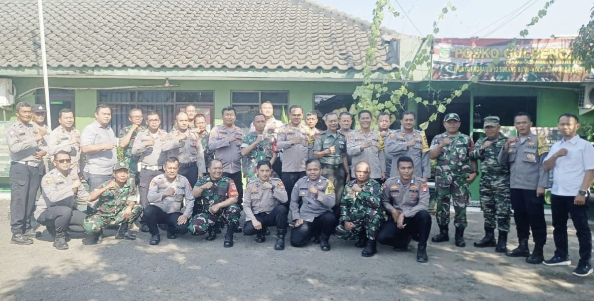 Kapolsek Serang Baru dan Anggota Sambangi Koramil 12 Serang Baru, Berikan Ucapan HUT TNI ke 79