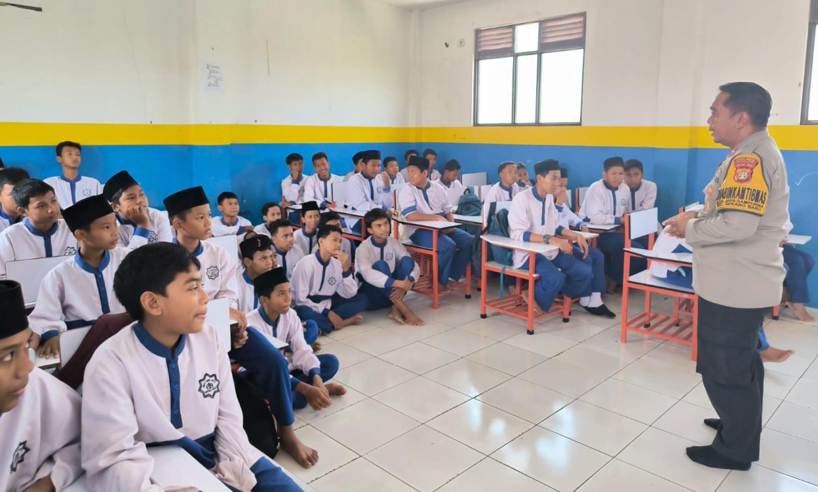 Cegah Kenakalan Remaja, Bhabinkamtibmas Polsek Serang Baru Berikan Penyuluhan di SMPIT Ummi Abiyyi