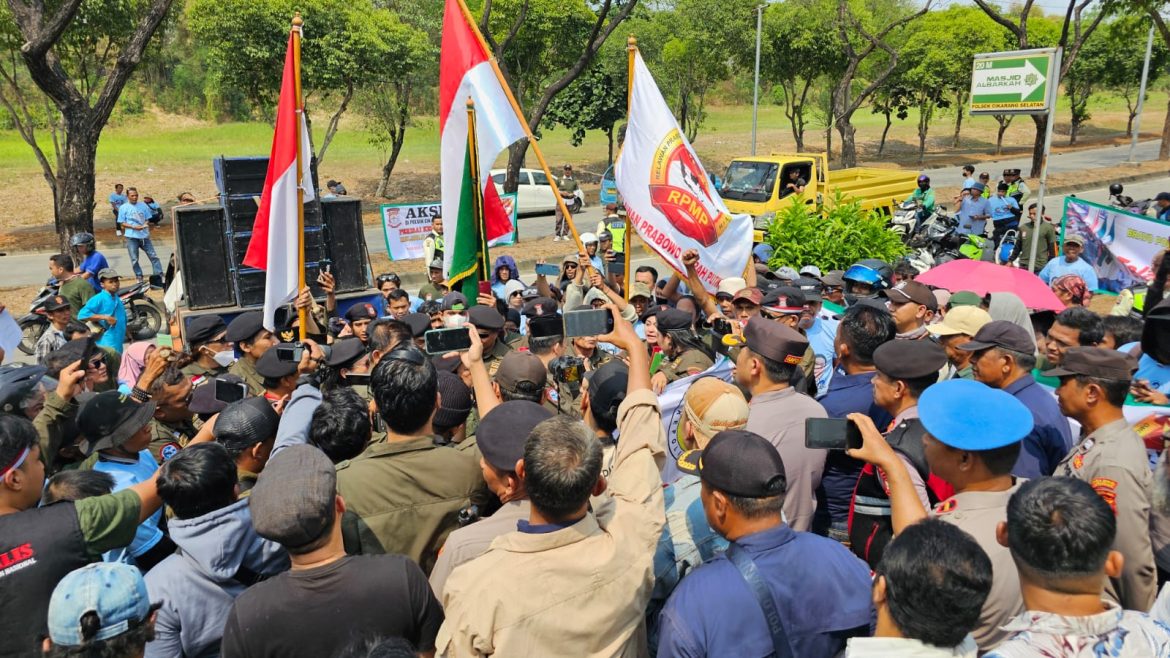 Polsek Cikarang Selatan Melaksanakan Pengamanan Aksi Menyampaikan Pendapat Dimuka Umum Depan Polsek Cikarang Selatan