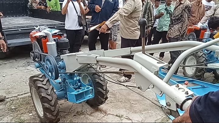 Distan Kabupaten Bekasi Serahkan Bantuan Alsintan Kepada Kelompok Tani