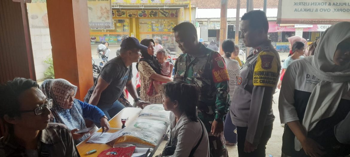 Bhabinkamtibmas Dan Bhabinsa Monitoring Pembagian Bantuan Beras kepada 710 Warga