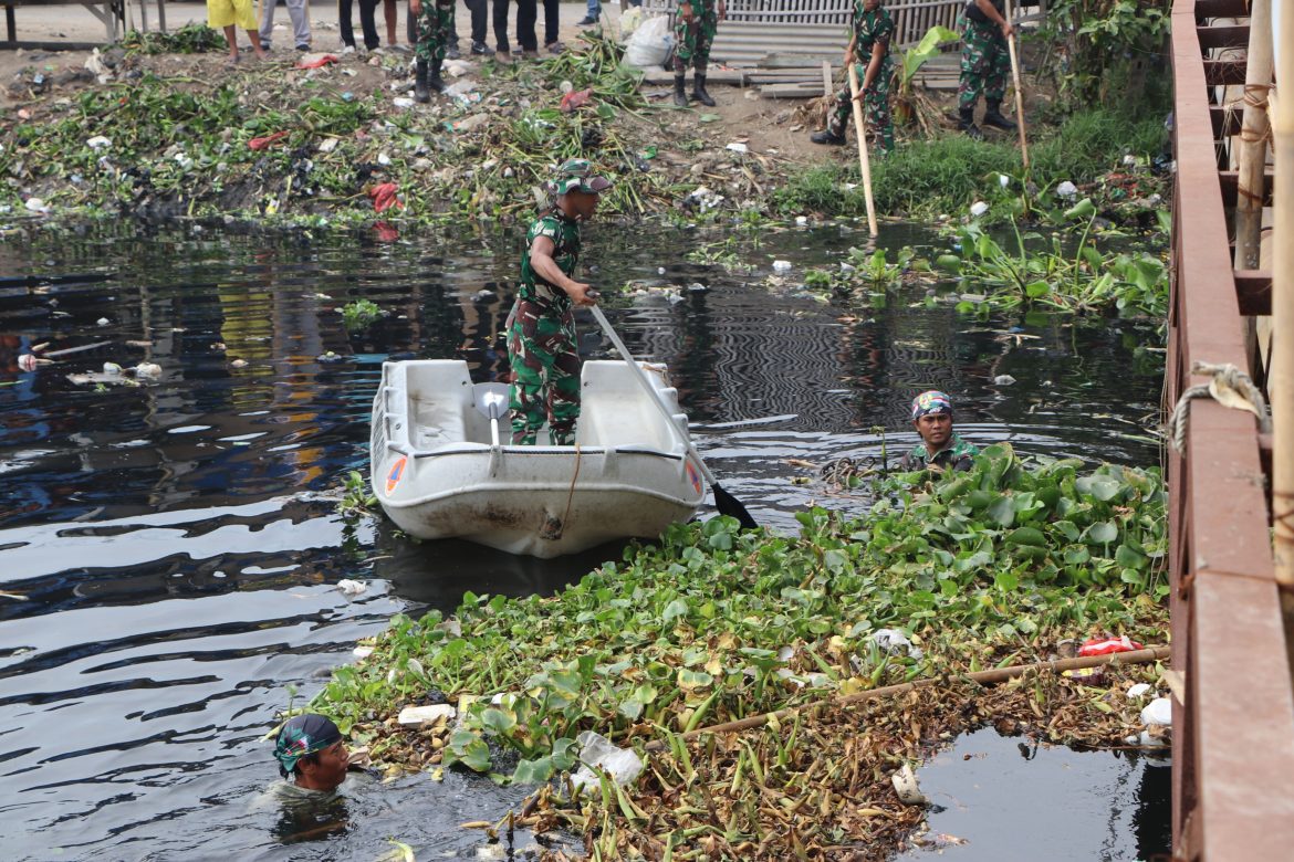 Dandim 0509/Kabupaten Bekasi Gelar Karya Bakti Skala Besar di Kali Blencong untuk Peringati HUT TNI ke-79