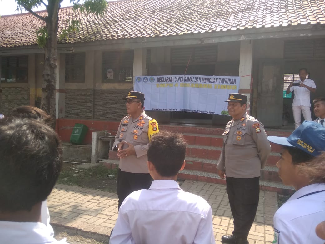 Polsek Cikarang Timur Lakukan Deklarasi Anti Tawuran Bersama Seluruh Siswa di SMPN 4 Cikarang Timur