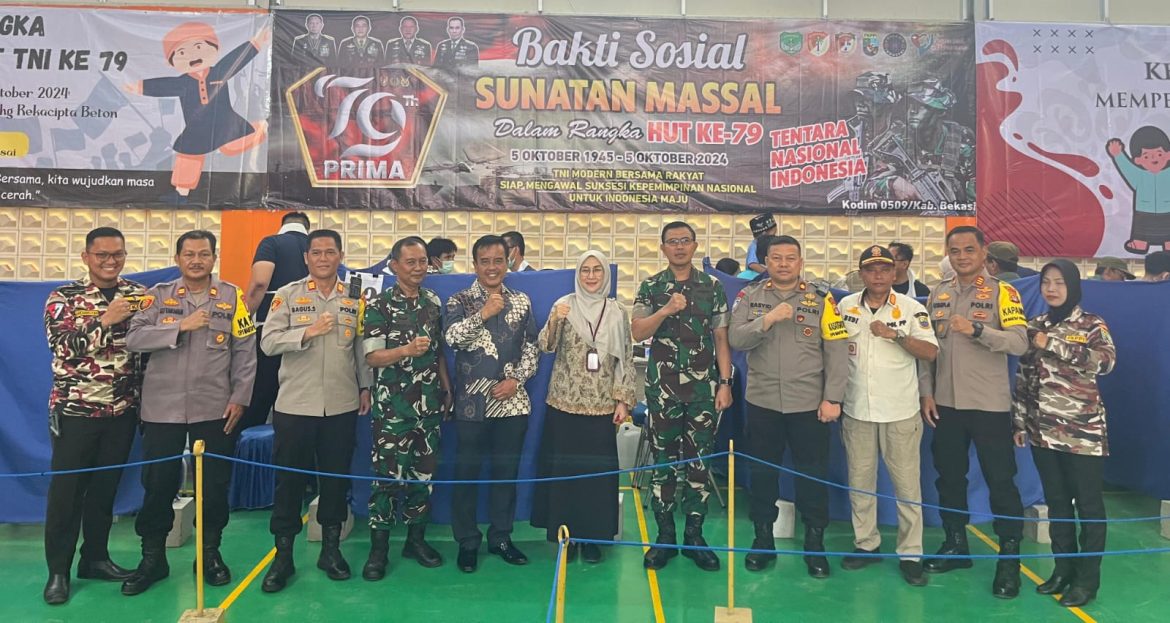 HUT TNI ke 79, Polsek Serang Baru bersama PT Ericon Bhg Rekacipta Beton Adakan Bakti Sosial Sunatan Masal