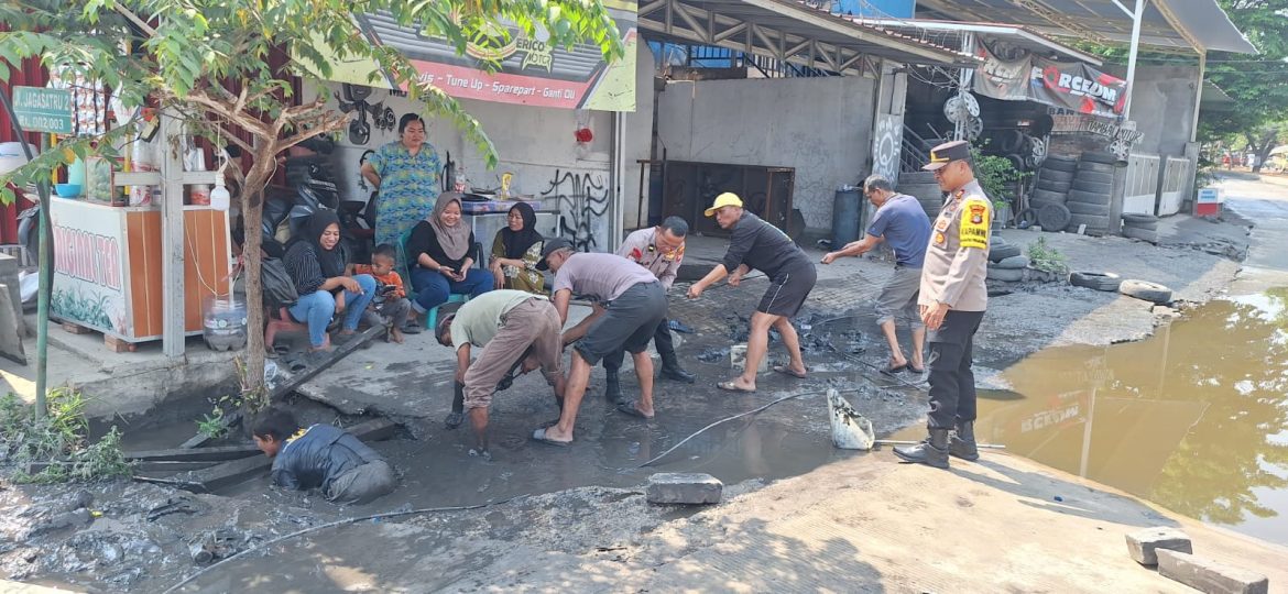 Respon Cepat Polsek Cikarang Pusat Tangani Keluhan Masyarakat Terkait Genangan Air di Flyover Tegal Danas