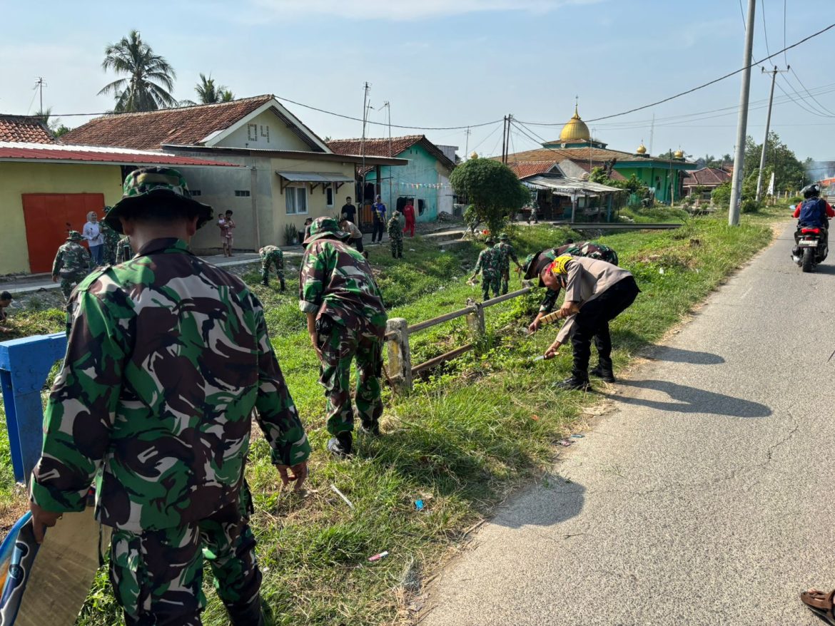 Kerja Bakti Bersama TNI-Polri di Saluran Irigasi Kp. Poponcol Cibarusah dalam Rangka HUT TNI ke-79