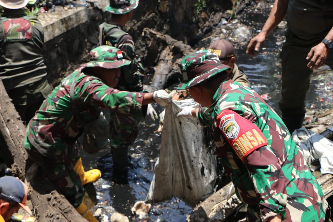 Tanamkan Gotong Royong, Danramil 05 Cibitung Gelar Karyabakti Bersama Elemen Masyarakat