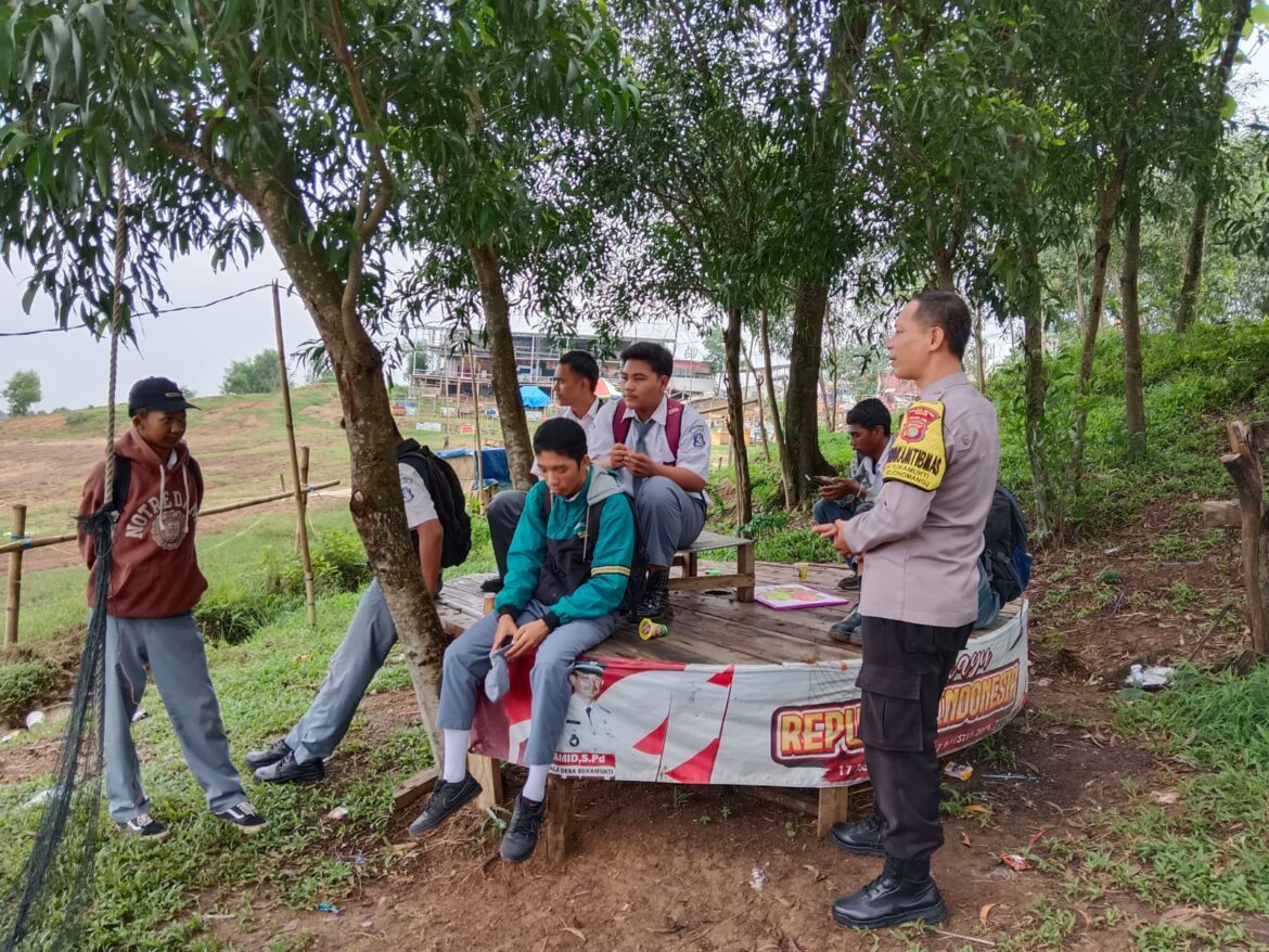 Polsek Cibarusah Lakukan Himbauan Antisipasi Tawuran Pelajar di Desa Sukamukti