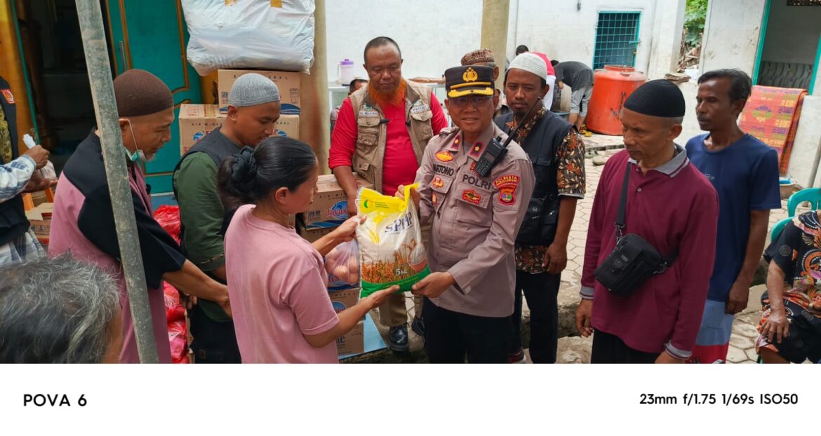 Kapolsek Panjang Menyaluran Bantuan Korban Banjir Lampung Dari Yayasan Cahaya Sunnah Padang Cermin Dan Komascipol 