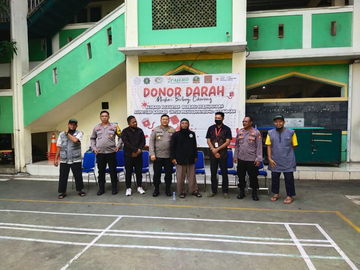 Polres Metro Bekasi Dan Polsek Cikarang Selatan Menghadiri Giat Bakti Sosial Donor Darah Di Ponpes Ibnu Abbas