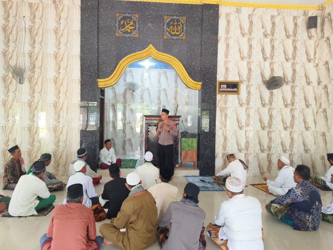 Kapolsek Muaragembong Polres Metro Bekasi Melaksanakan Giat Shalat Jumat Keliling Di Masjid Baitussobur