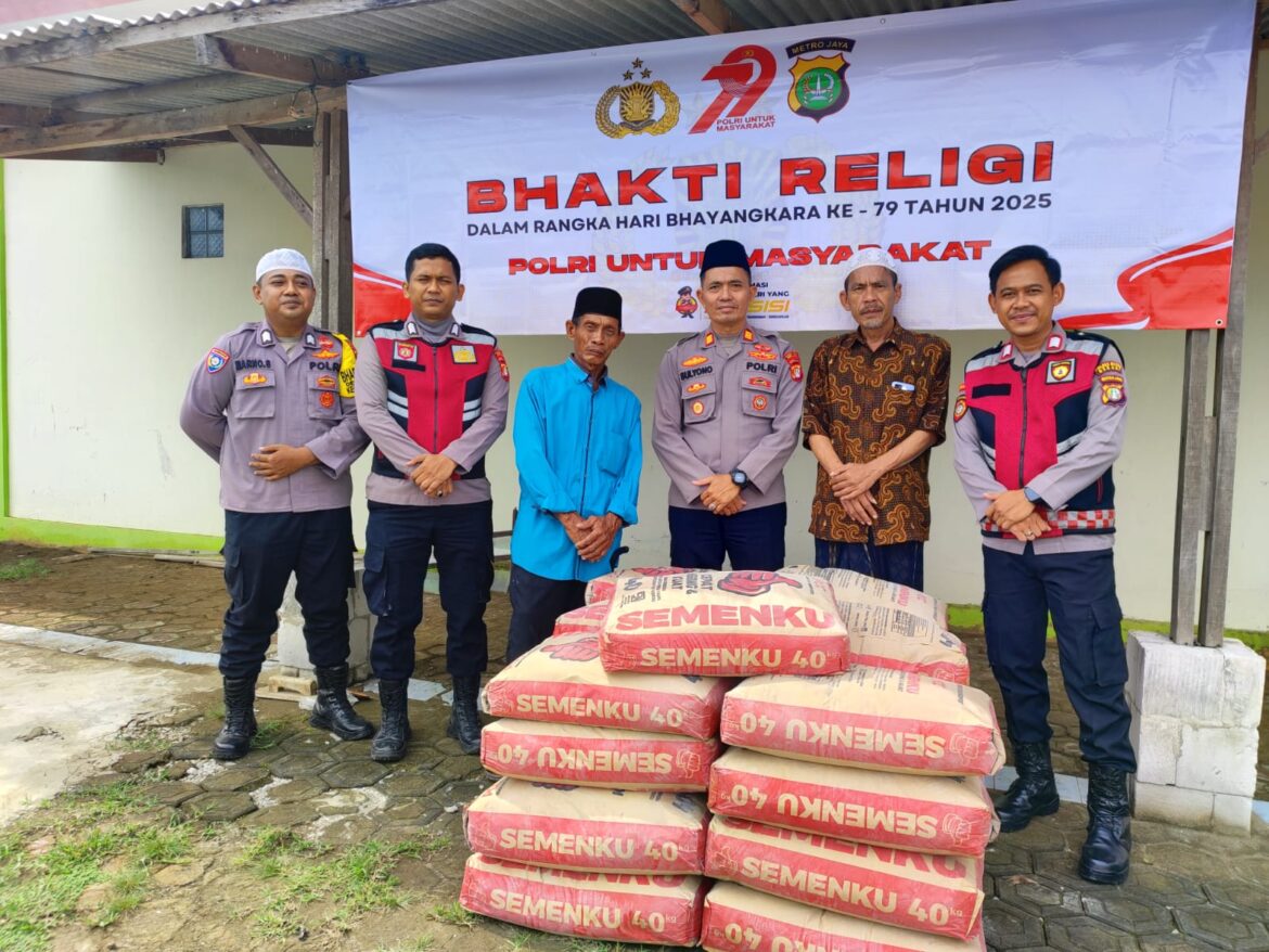 Polsek Muaragembong Gelar Bakti Sosial Religi dalam Rangka HUT Bhayangkara ke-79, Wujudkan Kepedulian Polri terhadap Masyarakat