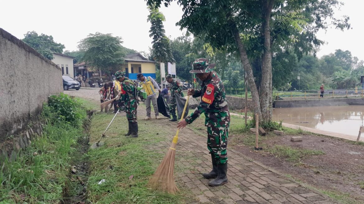 Danramil 06/Setu Kapten Inf Ruhiyat Pimpin Bakti TNI PRIMA di Situ Burangkeng