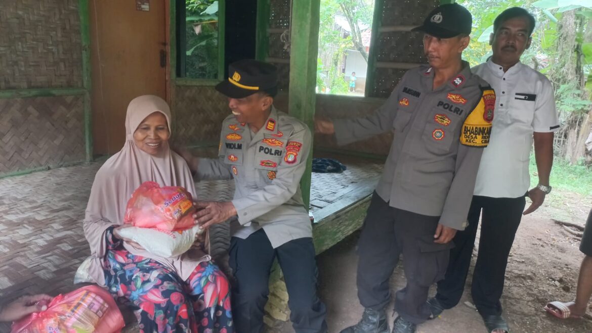 Kapolsek Cibarusah Berbagi Sembako kepada Warga Kurang Mampu
