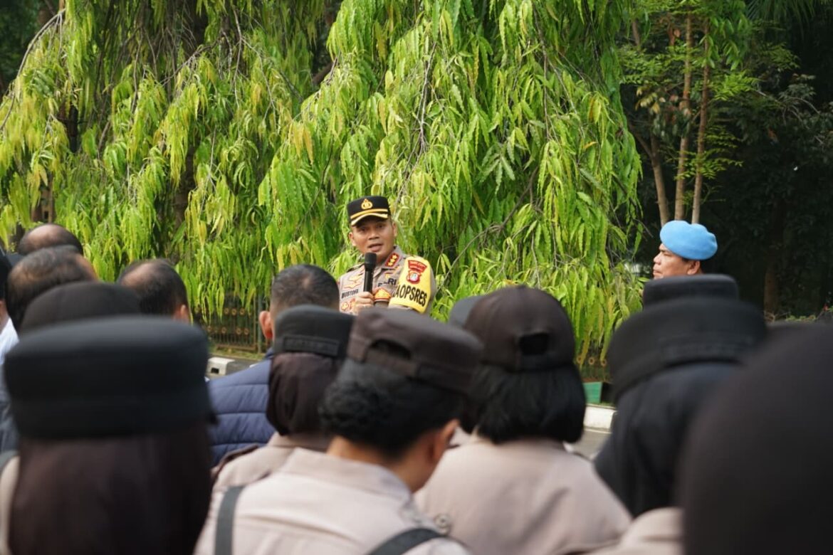 Kapolres Metro Bekasi Pimpin Apel Pengamanan Unjuk Rasa Buruh di Pemda Kabupaten Bekasi