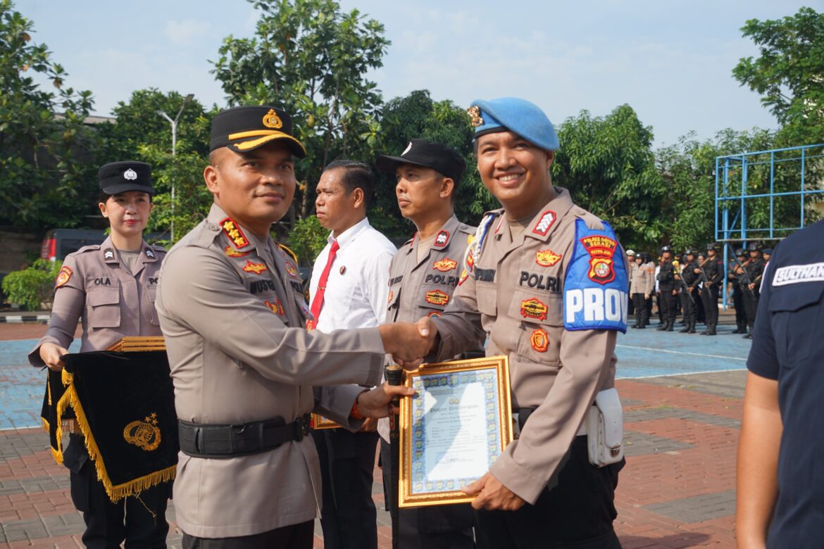 Polres Metro Bekasi Gelar Apel Pagi, 67 Personel Terima Penghargaan