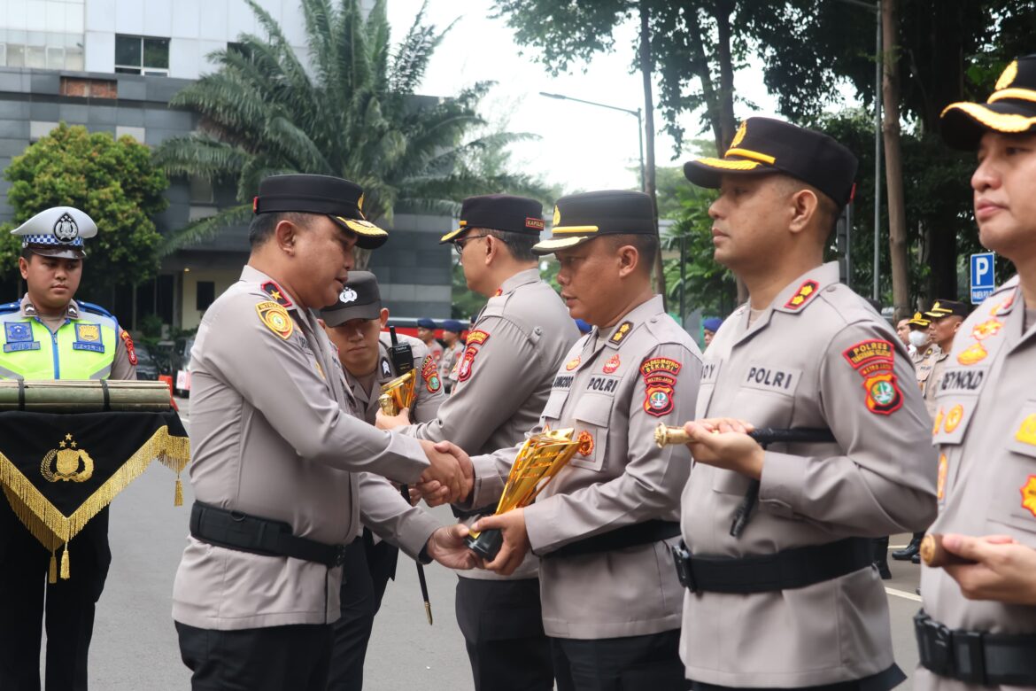 Juara Satu, Polres Metro Bekasi Raih Penghargaan Terbaik dalam Ops Lilin Jaya 2025