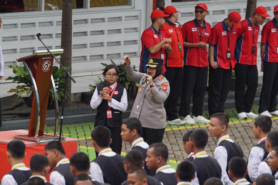Kapolres Metro Bekasi Pimpin Police Go To School di SMK Mitra Industri MM2100, Tekankan Peran Pelajar sebagai Generasi Penerus Bangsa