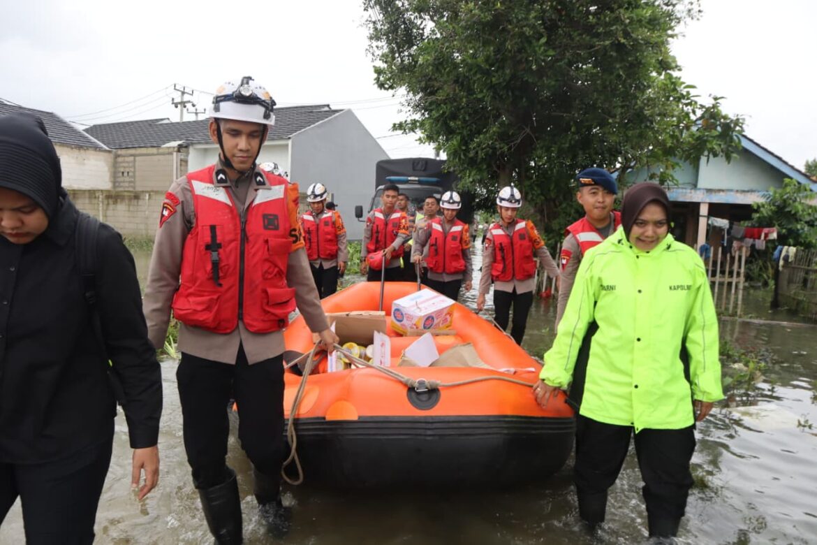 Kapolres Metro Bekasi Tinjau dan Salurkan Bantuan bagi Warga Terdampak Banjir di Desa Srimukti