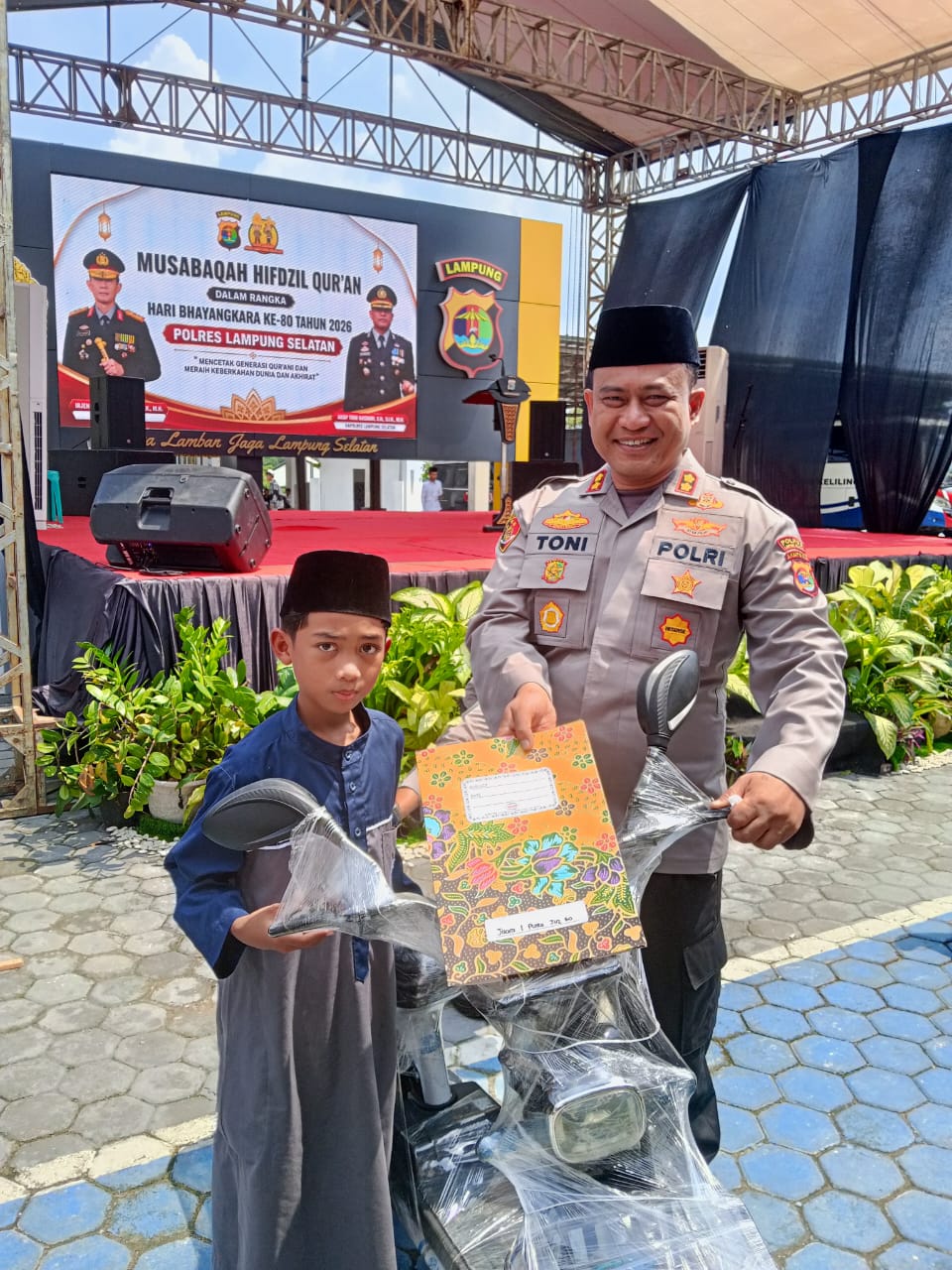 
Santri STQ Terpadu Qurrata 'ayun dan Bapak Kapolres Lampung Selatan